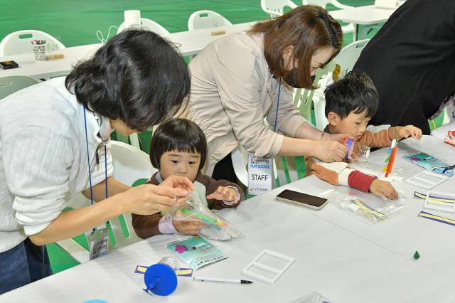 NSP통신-정선군 2023 찾아가는 과학관 행사에서 체험을 진행하는 어린이들 모습. (사진 = 정선)