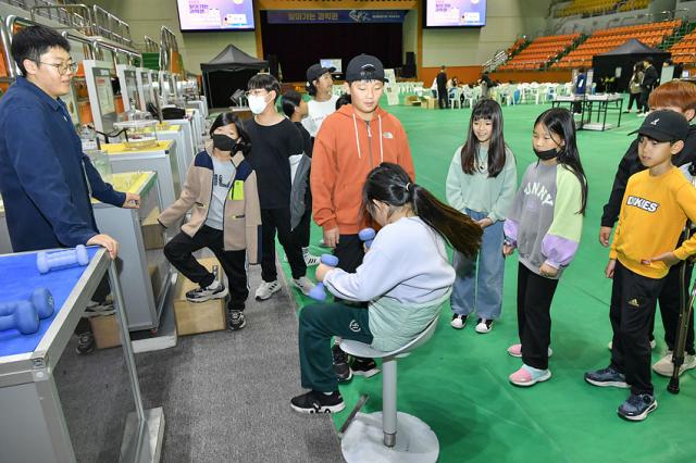 NSP통신-정선군 2023 찾아가는 과학관 행사에서 체험을 진행하는 학생들 모습. (사진 = 정선군)