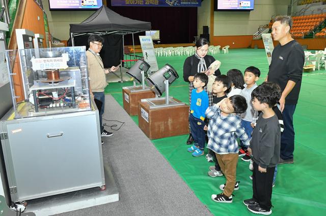 NSP통신-정선군 2023 찾아가는 과학관 행사에서 체험을 진행하는 어린이들 모습. (사진 = 정선군)