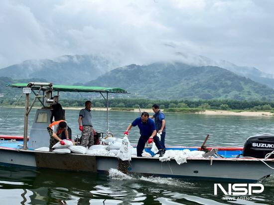 NSP통신-섬진강재첩 방류 (사진 = 광양시청)