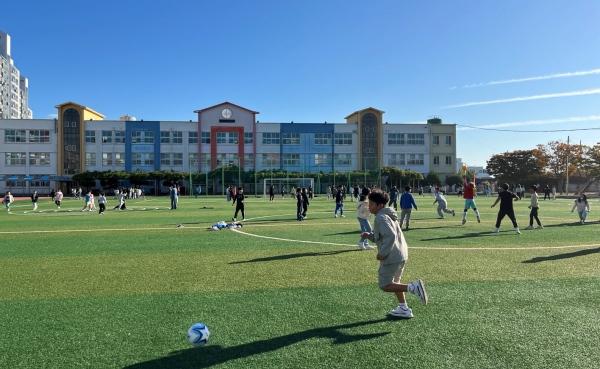 NSP통신-강진중앙초교 학생들이 수업 시작 전 운동장에 모여 축구 등의 체육활동을 하고 있다. (사진 = 강진군)