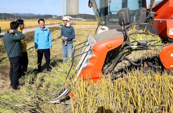 NSP통신-강진원 강진군수(사진 가운데)가 지난 18일 성전면 한 농가를 찾아 농업인의 애로사항을 듣고 있다. (사진 = 강진군)