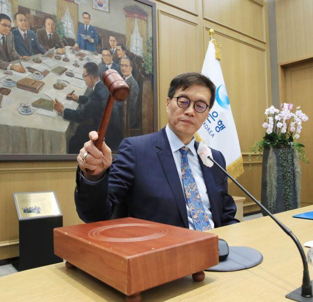 NSP통신-イ·チャンヨン韓国銀行総裁が19日午前、ソウル市中区の韓国銀行で開かれた金融通貨委員会本会議で会議を主宰している (사진 = 韓国銀行)