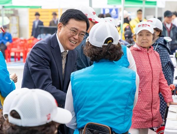 NSP통신-진교훈 서울 강서구청장(오른쪽)이 서남물재생센터 내 파크골프장에서 열린 제5회 강서구협회장배 파크골프대회를 찾아 대회 참가 어르신과 악수하며 인사를 나누고 있다. (사진 = 강서구)