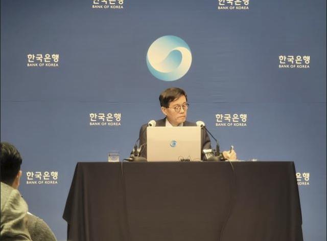 NSP통신-19일 이창용 한국은행 총재가 통화정책방향회의 이후 열린 기자간담회에서 기자들의 질문에 답변하고 있다. (사진 = 강수인 기자)