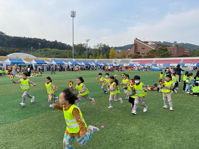 NSP통신-어린이집연합회 전통놀이 체험 행사에 참여한 아이들이 행사프로그램을 즐기고 있는 모습. (사진 = 김포시)