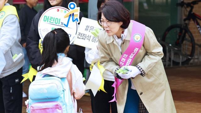 NSP통신-19일 김보라 안성시장이 만정초등학교 앞에서 열린 어린이보호구역 교통안전 합동 캠페인에 참여하고 있다. (사진 = 안성시)