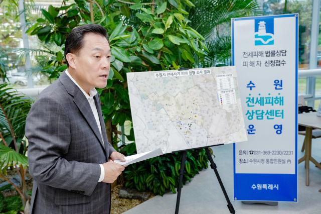 -19일 이재준 수원시장이 수원 전세피해 상담센터를 방문해 피해 시민들을 위해 종합적인 서비스 지원을 주문하고 있다 사진 수원시