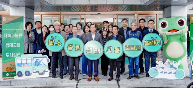 NSP통신-19일 이재준 수원시장(앞줄 왼쪽 세번째)과 챌린지 참가자들이 기념촬영을 하는 모습. (사진 = 수원시)