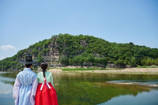 NSP통신-하회마을은 유교책판, 징비록, 병산서원 등 사유와 성찰의 정신문화와 하회탈별신굿탈놀이, 하회선유줄불놀이 등 재미와 감동이 있는 놀이문화가 어우러지는 지붕 없는 박물관으로 높이 평가받았다. 하회마을을 한눈에 볼수 있는 부용대는 사진촬영 명소로도 알려졌다. (사진 = 안동시)