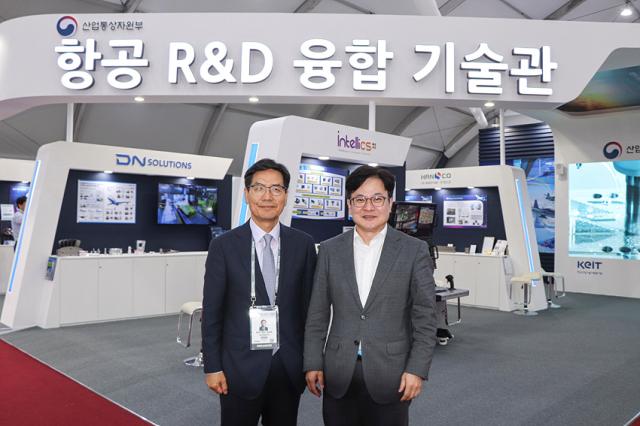 NSP통신-김민석 한국항공우주산업진흥협회 부회장과 김병수 김포시장이 항공 R&D 융합 기술관 앞에서 함께 기념촬영을 하고 있다. (사진 = 김포시)