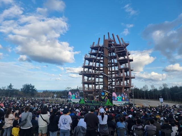 NSP통신-관람객들이 솔방울 전망대 메인 무대에서 공연을 관람하고 있는 모습. (사진 = 강원특별자치도)