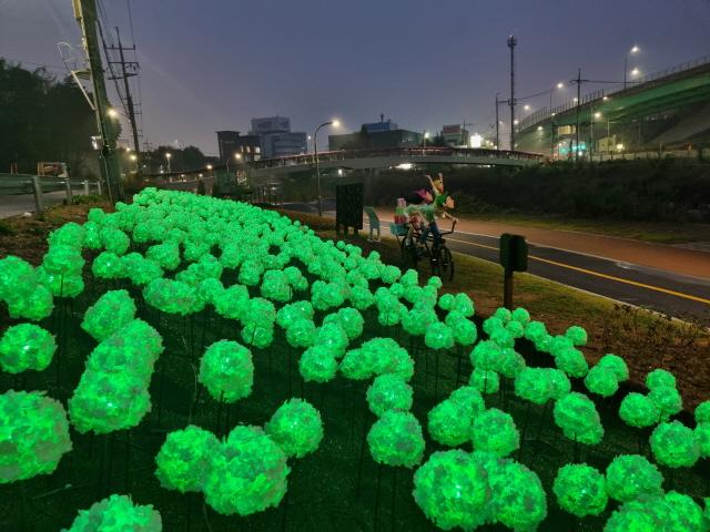 NSP통신-용인특례시가 신갈천 1.5km 구간에 설치한 LED 수국정원. (사진 = 용인특례시)