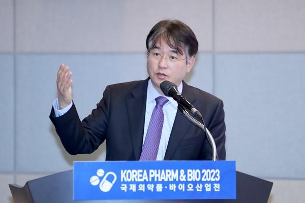 NSP통신-국제의약품‧바이오산업전 GVC 강화전략 컨퍼런스에서 연설 중인 이동환 고양시장 (사진 = 고양시)