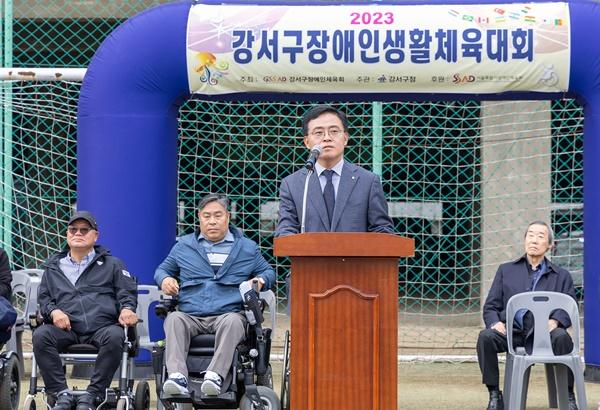 NSP통신-진교훈 서울 강서구청장이 가양레포츠센터 축구장에서 열린 강서구 장애인 생활체육대회에 참석해 대회사를 하고 있다. (사진 = 강서구)