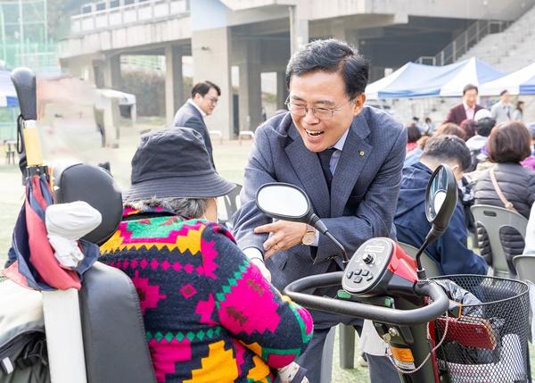 NSP통신-진교훈 서울 강서구청장이 가양레포츠센터 축구장에서 열린 강서구 장애인 생활체육대회에서 강서구장애인체육회 한 회원과 인사를 나누고 있다.