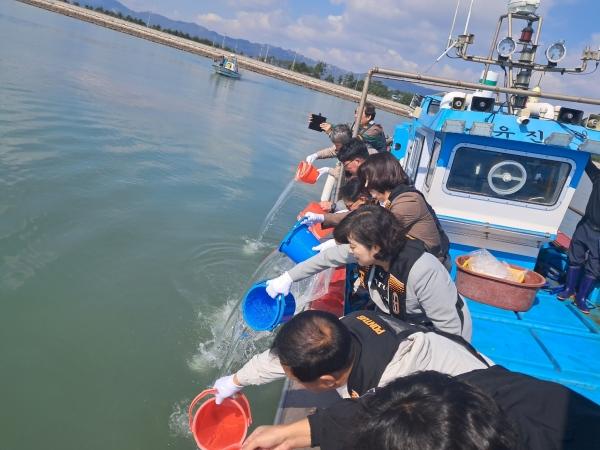 NSP통신-강진군이 지난 25일 신전면 사초리 해상에서 보리새우 종자를 방류하고 있다. (사진 = 강진군)