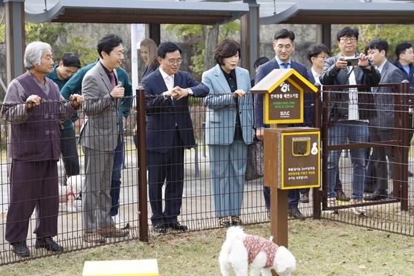 NSP통신-진교훈 서울 강서구청장(왼쪽 세 번째)이 국내 공항 최초로 조성된 김포국제공항 펫파크(Pet Park)를 찾아 소형견 놀이터에서 놀고 있는 반려견을 바라보고 있다. (사진 = 강서구)