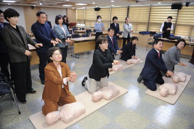 NSP통신-26일 수원시의회에서 시의원들이 심폐소생술 실습을 하고 있다. (사진 = 수원시의회)