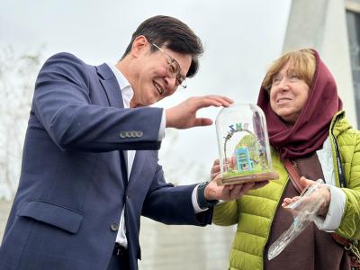 [NSP PHOTO]김병수 김포시장, 노벨문학상 수상작가 스베틀라나 알렉시예비치에 방문 선물 전달