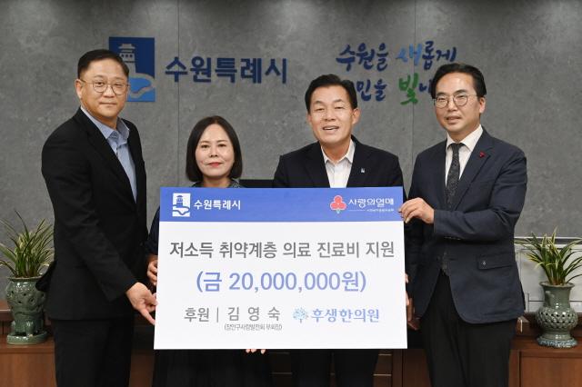 NSP통신-27일 이재준 수원시장(왼쪽에서 세번째)과 김영숙 장안구사랑발전회 부회장(왼쪽에서 두번째) 및 관계자들이 기념촬영을하고 있다. (사진 = 수원시)