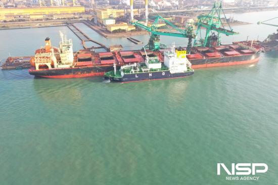 NSP통신-광양항 포스코 원료부두 STS LNG 벙커링 동시작업 (사진 = 여수광양항만공사)