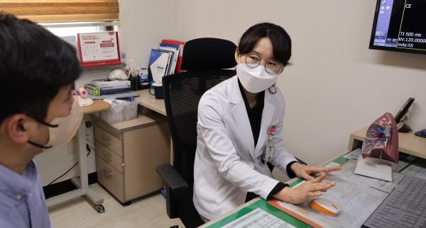 NSP통신-호흡기센터 김지선 과장이 진료 보는 모습 (사진 = 포항세명기독병원)