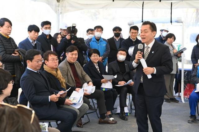 NSP통신-3월 이재준 수원시장(오른쪽)이 적극행정으로 해묵은 악취 갈등을 풀어낸 현장을 방문해 주민 및 관계자들과 이야기를 나누고 있다. (사진 = 수원시)