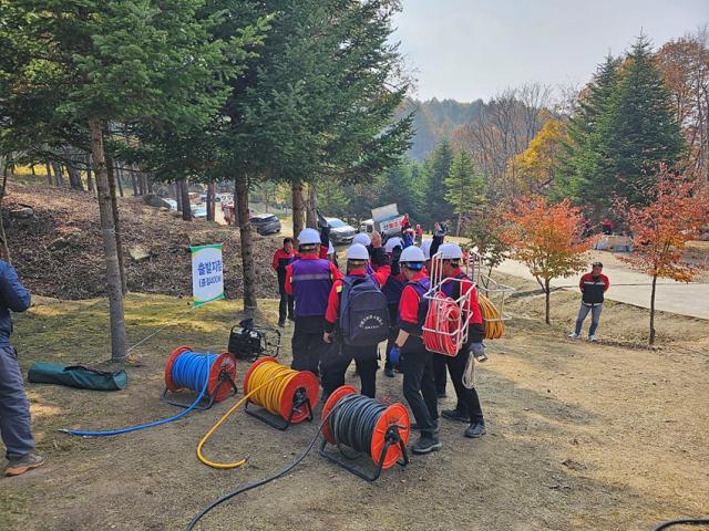 NSP통신-속초시 산불전문예방진화대원이 2023년 강원특별자치도 산불지상진화 경연대회에서 경연하고 있는 모습. (사진 = 속초시)