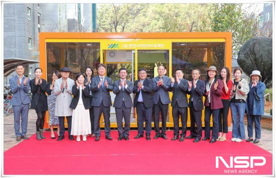 NSP통신-제3호 어린이 안심 정류장 전달식 (사진 = 광양시청)