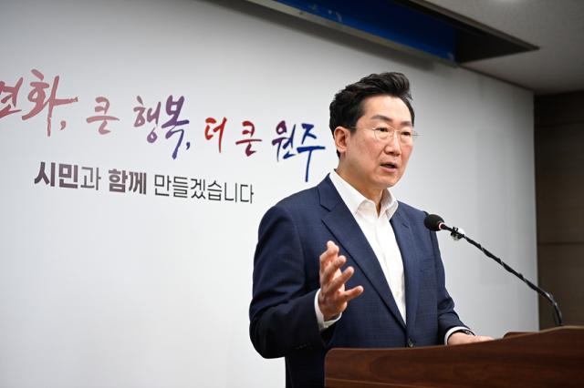 NSP통신-원강수 원주시장이 원주미래산업진흥원 내년 출범을 발표하고 있는 모습. (사진 = 원주시)