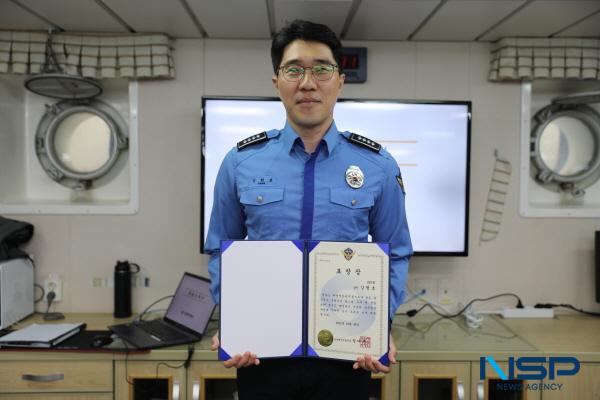 NSP통신-포항해양경찰서는 1003함에서 근무하는 강현호 경사를 10월의 자랑스러운 해양경찰 로 선정했다고 밝혔다. (사진 = 포항해양경찰서)