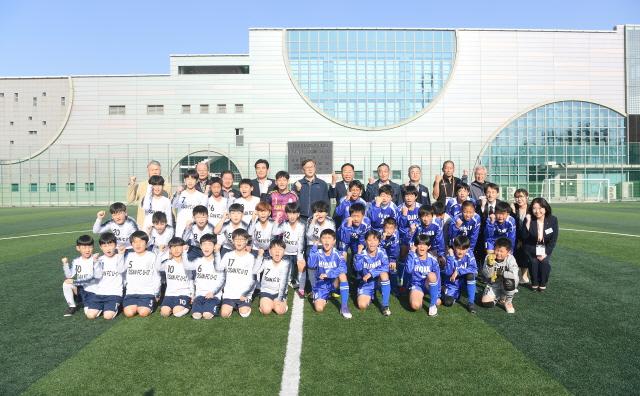 NSP통신-한국과 일본 초등학생들이 친선 축구경기에서 기념촬영을 하는 모습. (사진 = 오산시)