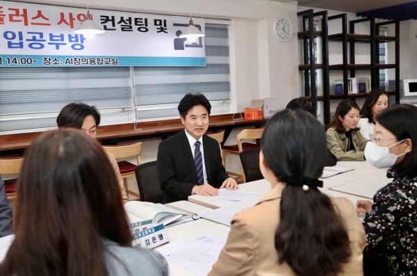 NSP통신-김대중 전남교육감이 지난 달 31일 나주고 대입 공부방을 방문해 참여 교사들과 대화하고 있다. (사진 = 전남교육청)