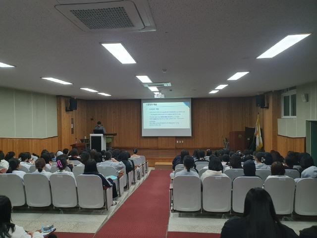 -지난달 31일 안양시가 안양여고 강당에서 가정폭력 교제폭력 등 젠더폭력 예방 및 사회적 약자 보호를 위한 캠페인을 실시했다 사진 안양시