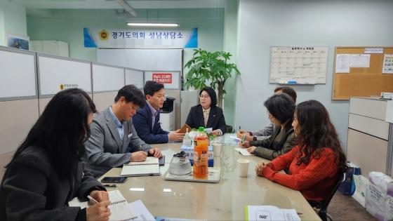 NSP통신-지난달 31일 성남시 경기도의회 상담소에서 이서영 경기도의원이 성남시 고도제한 규제완화 관련해 지역주민과 관계 공무원이 참석한 가운데 정담회를 개최했다. (사진 = 경기도의회)