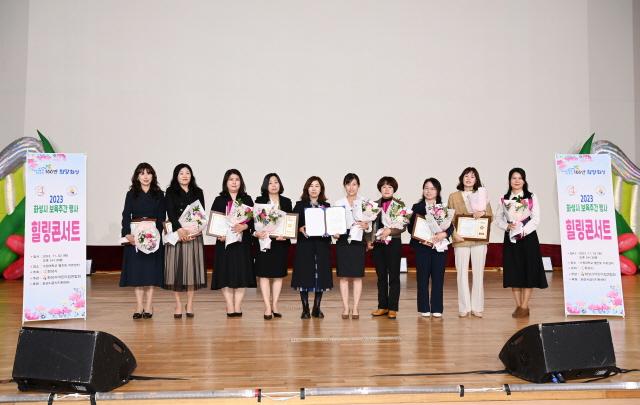 NSP통신-2일 김경희 화성시의회 의장(왼쪽에서 다섯번째)과 의장상 수상자들이 기념촬영을 하는 모습. (사진 = 화성시의회)