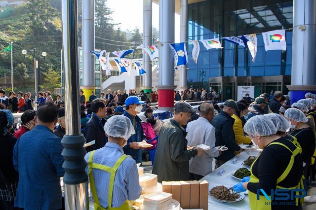 NSP통신-지난 2일 우산국 문화예술제전에 향토음식 시식 행사를 하고있다. (사진 = 울릉군)