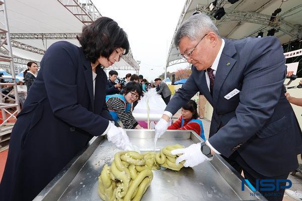 NSP통신-2023 예천농산물축제 성황리 개막, 수해를 딛고 다시 일어서는 예천 농산물과 함께 다채로운 축제의 장 펼쳐져, 오색가래떡을 이용한 군민화합퍼포먼스 (사진 = 예천군)