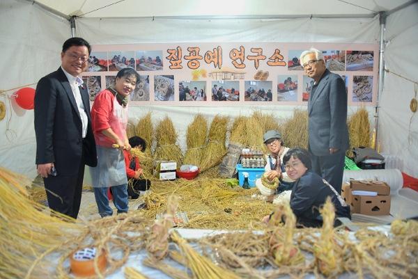 NSP통신-2023 예천농산물축제에 다채로운 체험프로그램과 이벤트가 이목을 끌고 농가에서 직접 재배한 우수품질 농‧특산물을 할인된 가격으로 읍면 부스에서 판매해 구매하려는 방문객들로 활기를 띠었다. 이동화 시의원 축제장 둘러보고 군민과 소통 (사진 = 김오현기자)