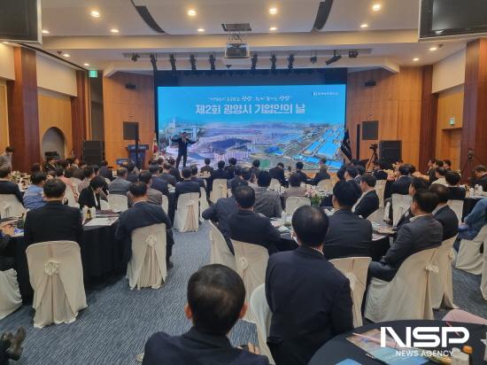 NSP통신-이백구 회장 광양의 미래, 기업인들에게 묻다라는 주제발표 (사진 = 광양상공회의소)