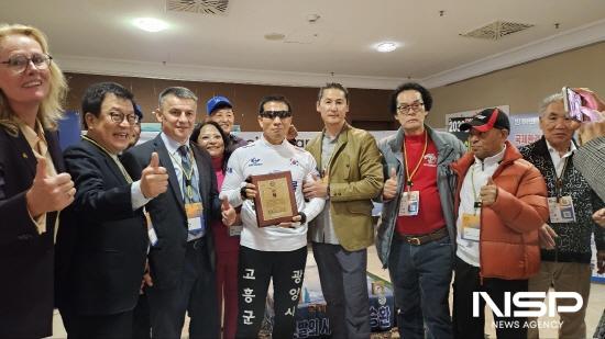 NSP통신-맨발의 사나이 조승환씨 독일 뒤셀도르프에서 얼음 위 맨발로 오래 서 있기 신기록 경신 (사진 = 광양시청)