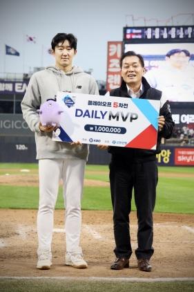 NSP통신-5일 이재준 수원시장(오른쪽)과 데일리 MVP로 선정된 김민혁 선수가 기념촬영을 하는 모습. (사진 = 수원시)