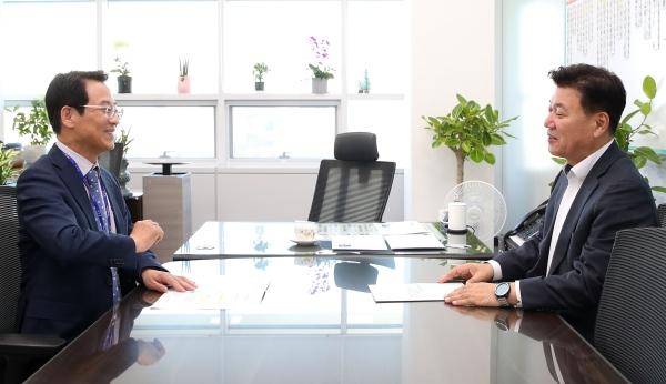 NSP통신-강진원 강진군수(사진 왼쪽)가 지난 달 16일 구만섭 행안부 차관보를 만나 면담하고 있다. (사진 = 강진군)