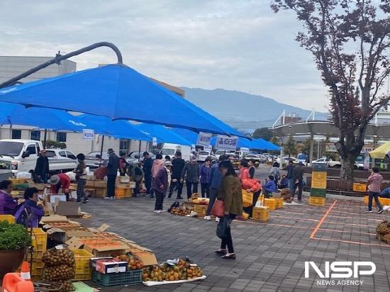 NSP통신-옥구슬건강문화센터 앞 광장 농산물 직거래 장터 (사진 = 광양시청)