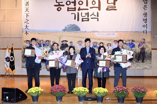 NSP통신-7일 제28회 농업인의 날 기념식에서 이민근 안산시장(오른쪽 세번째)과 안산시 농업발전에 기여한 유공자들이 표창 후 기념촬영을 하고 있다. (사진 = 안산시)