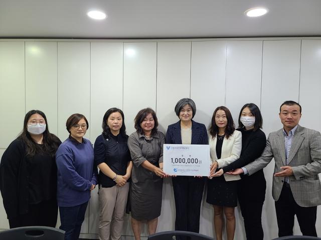 NSP통신-강릉시 여성인력개발센터가 강릉커피 축제 참여 수익금을 기부하고 기념사진 촬영을 하고 있는 모습. (사진 = 강릉시)