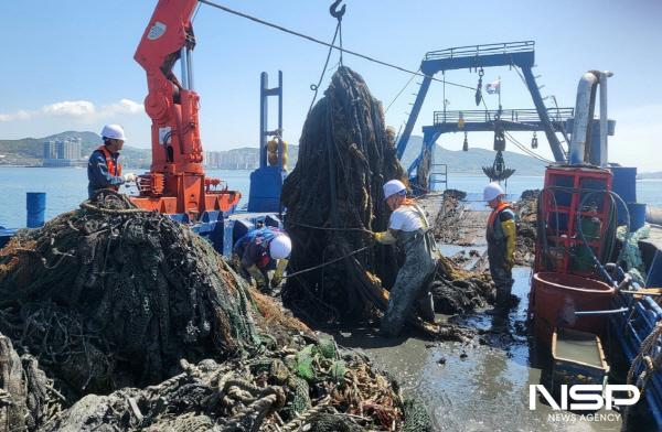 NSP통신-여수시가 어장환경 개선 작업을 실시해 폐 어구, 양식 폐자재 등 해양폐기물을 수거하고 있다. (사진 = 여수시)