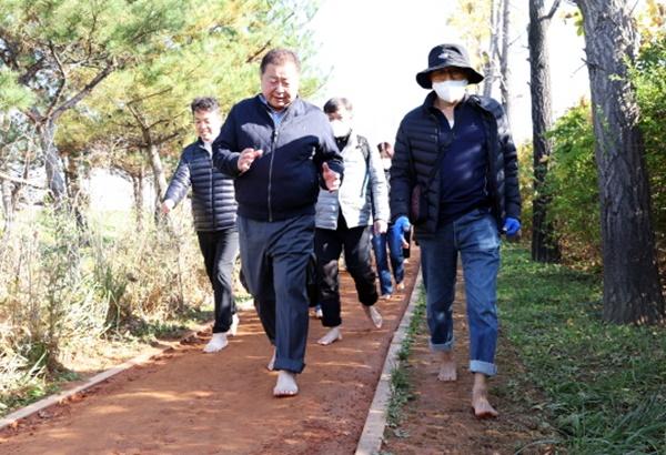 NSP통신-타지역 우수사례 벤치마킹_김포 선형공원 황토길