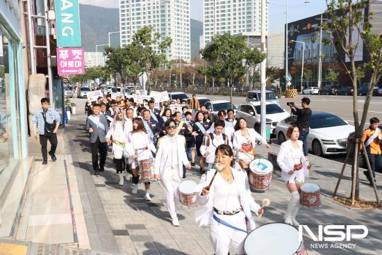 NSP통신-라퍼커션의 타악기 연주단과 협력단체 화재예방 캠페인 퍼레이드 (사진 = 광양소방서)